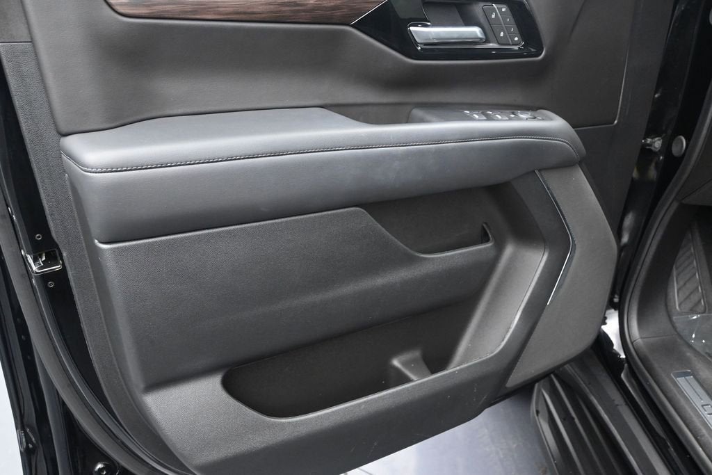 2025 Chevrolet Suburban LT
