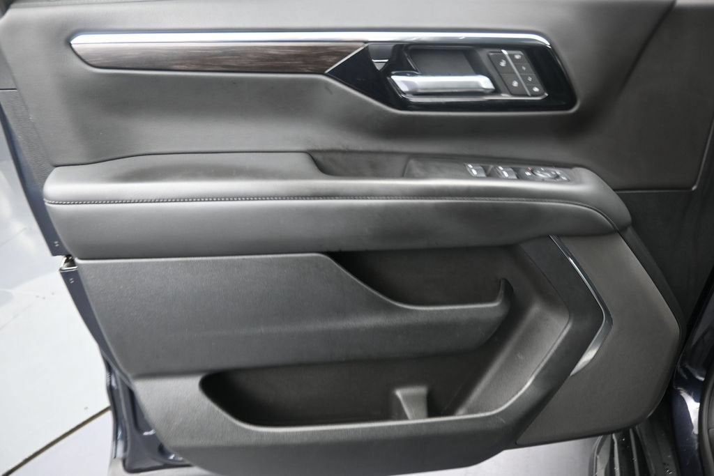 2025 Chevrolet Suburban LT