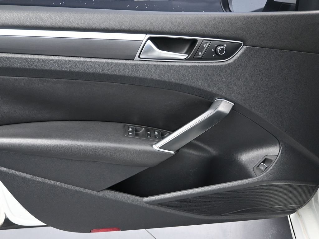 2017 Volkswagen Passat R-Line w/Comfort Pkg