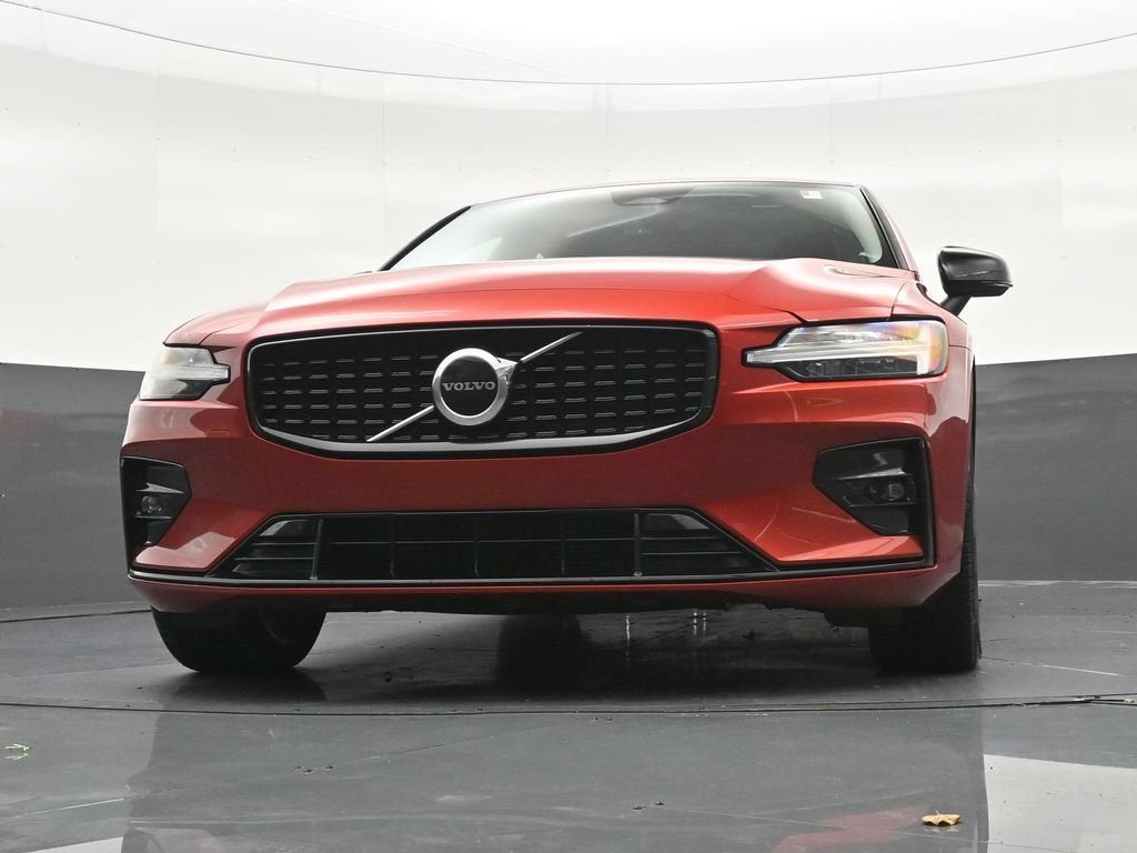 2023 Volvo S60 Core Dark Theme