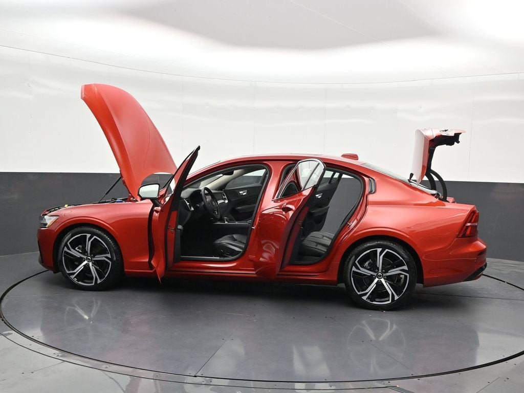 2023 Volvo S60 Core Dark Theme
