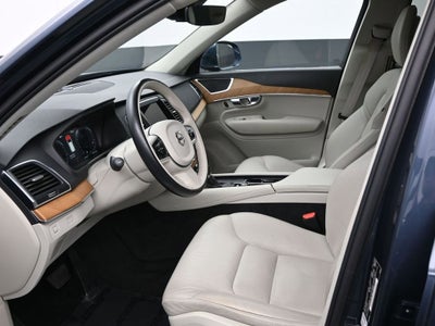 2022 Volvo XC90 Momentum