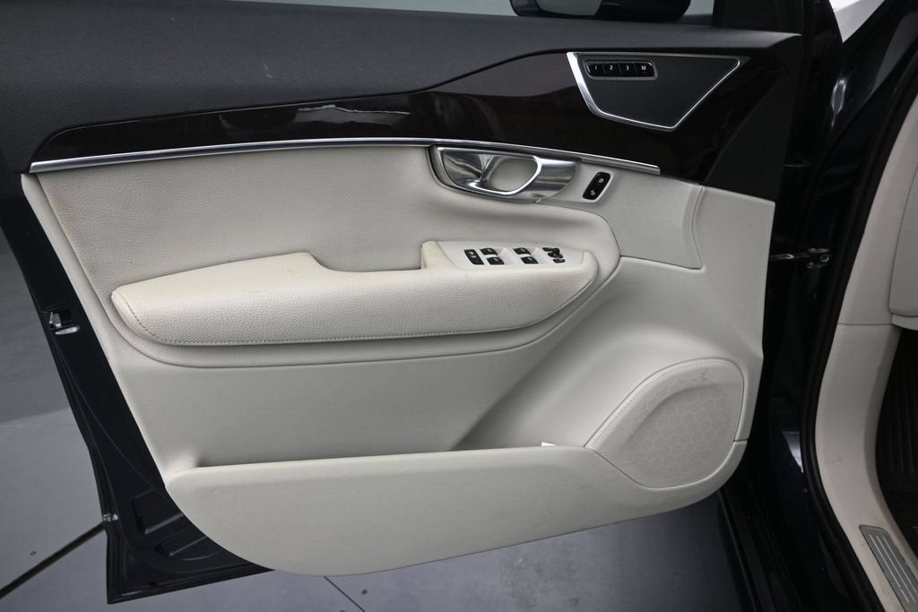 2017 Volvo XC90 Momentum