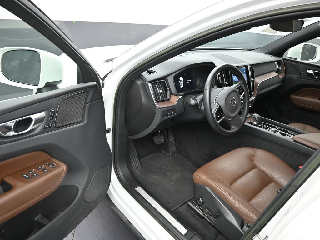 2023 Volvo XC60 Recharge Plug-In Hybrid T8 Plus Bright Theme