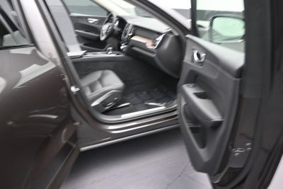2024 Volvo XC60 Recharge Plug-In Hybrid T8 Plus Dark Theme