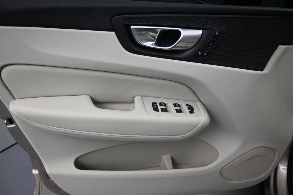 2024 Volvo XC60 Recharge Plug-In Hybrid T8 Plus Dark Theme