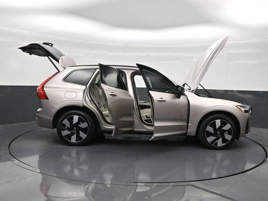 2024 Volvo XC60 Recharge Plug-In Hybrid T8 Plus Dark Theme
