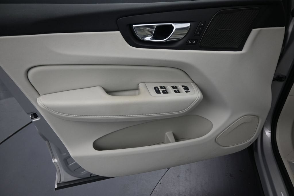 2024 Volvo XC60 Recharge Plug-In Hyb Ultimate Dark Theme