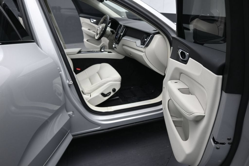2025 Volvo XC60 Plug-In Hybrid Plus