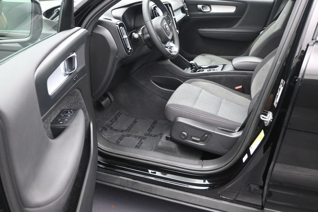 2023 Volvo XC40 Core