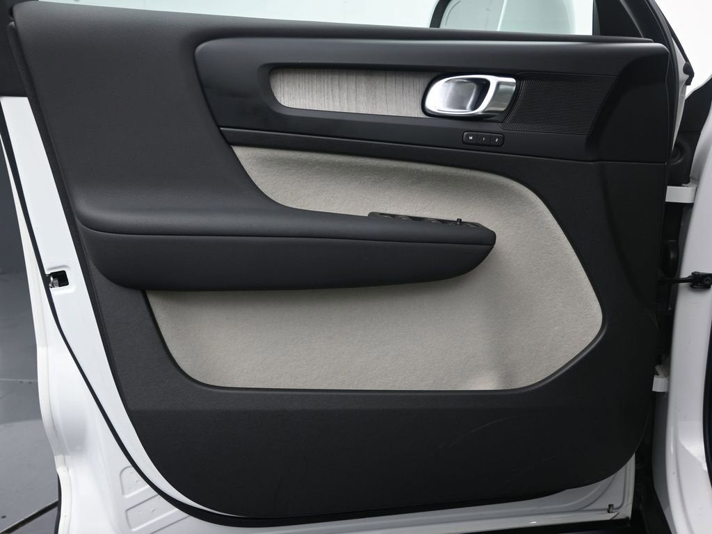 2023 Volvo XC40 Plus Bright Theme