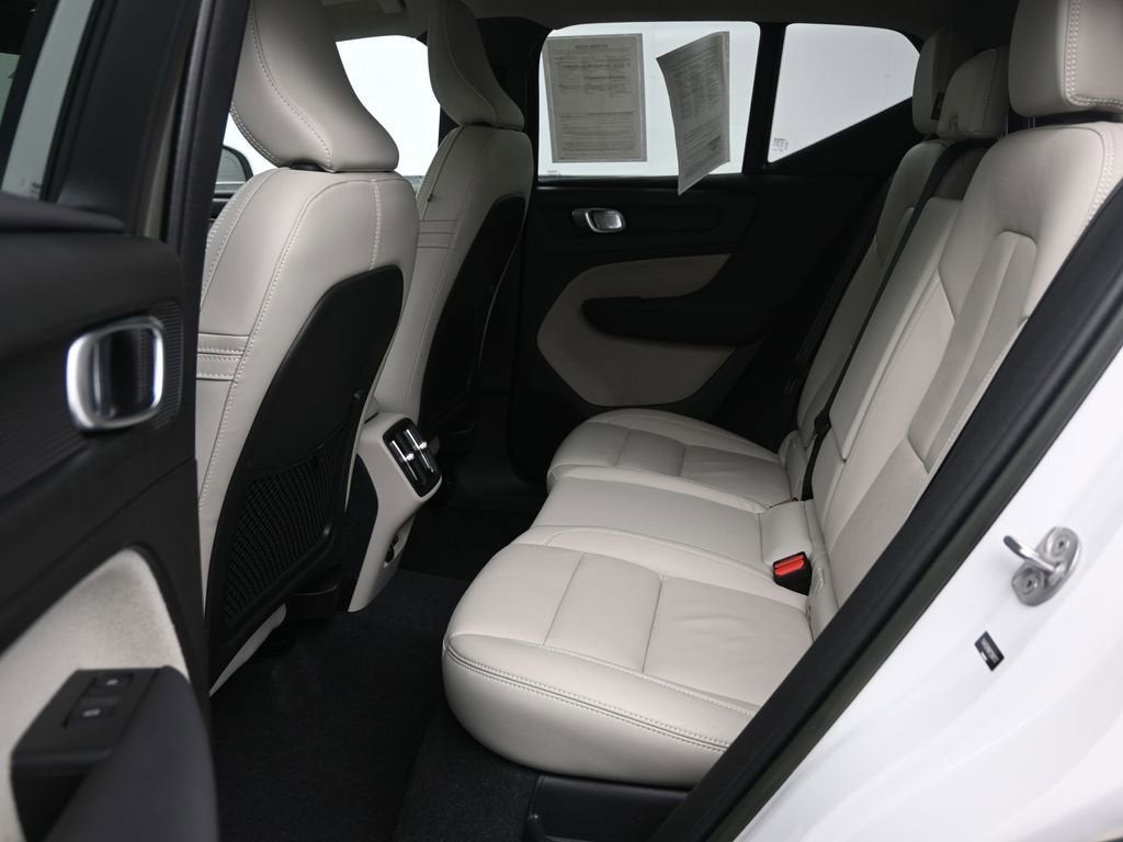 2023 Volvo XC40 Plus Bright Theme