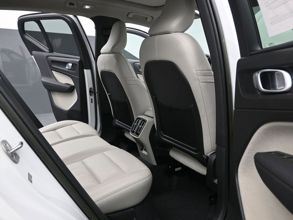 2023 Volvo XC40 Plus Bright Theme