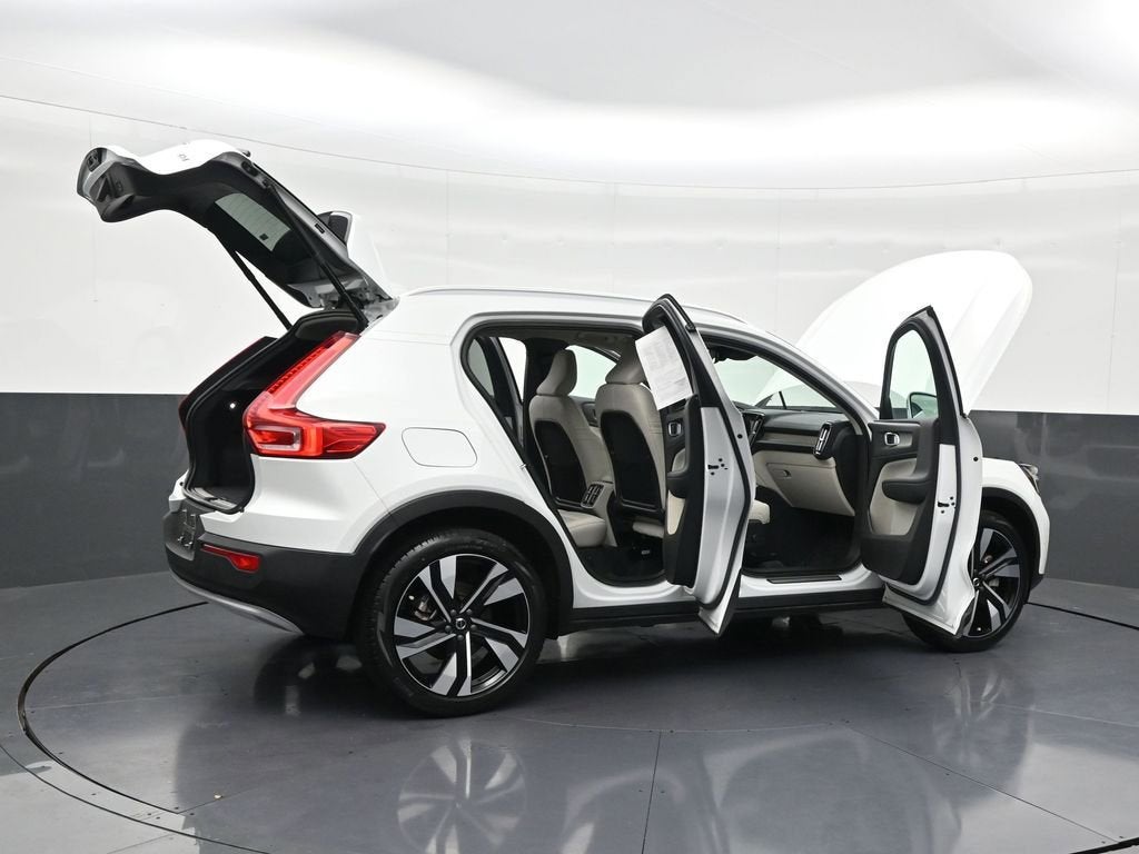 2023 Volvo XC40 Plus Bright Theme