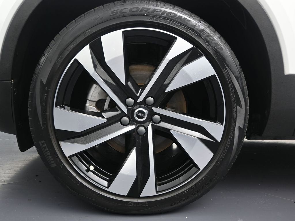 2023 Volvo XC40 Plus Bright Theme