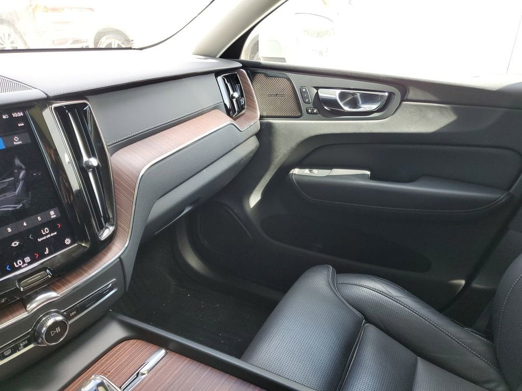 2023 Volvo XC60 Ultimate Bright Theme