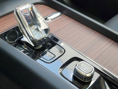 2023 Volvo XC60 Ultimate Bright Theme