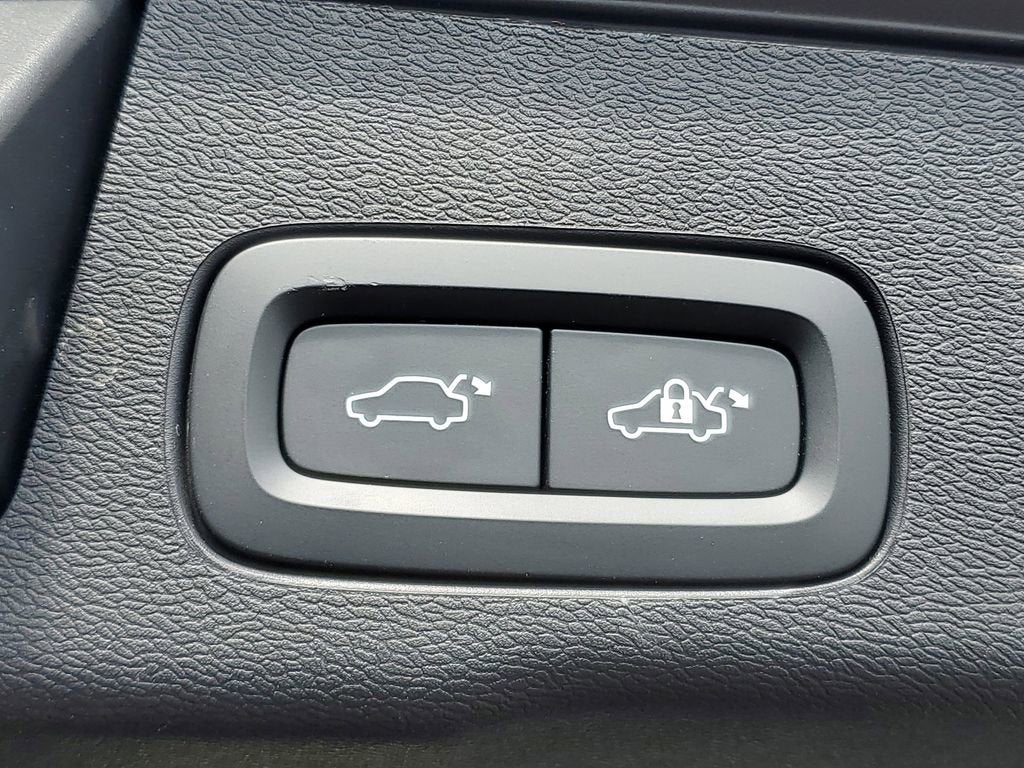 2023 Volvo XC60 Ultimate Bright Theme