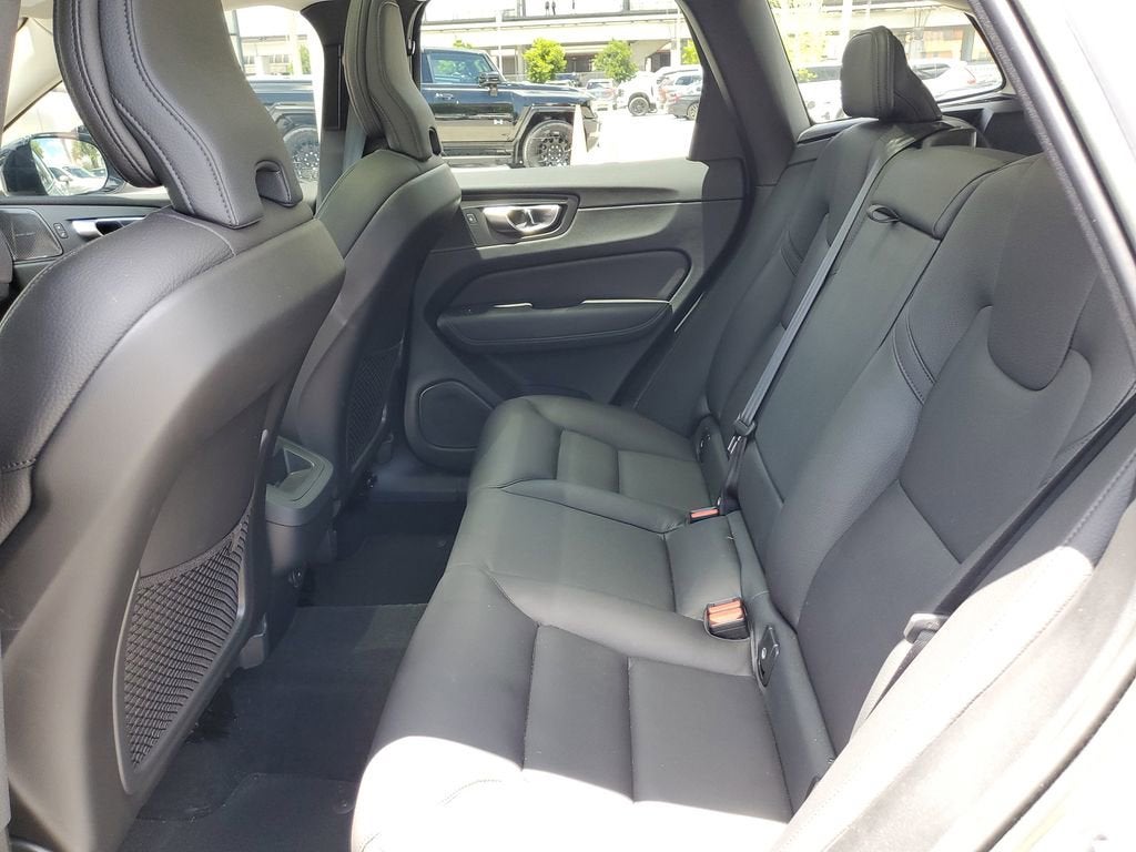 2023 Volvo XC60 Plus Dark Theme