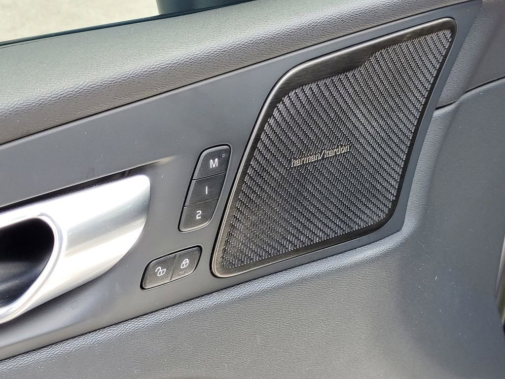 2023 Volvo XC60 Plus Dark Theme