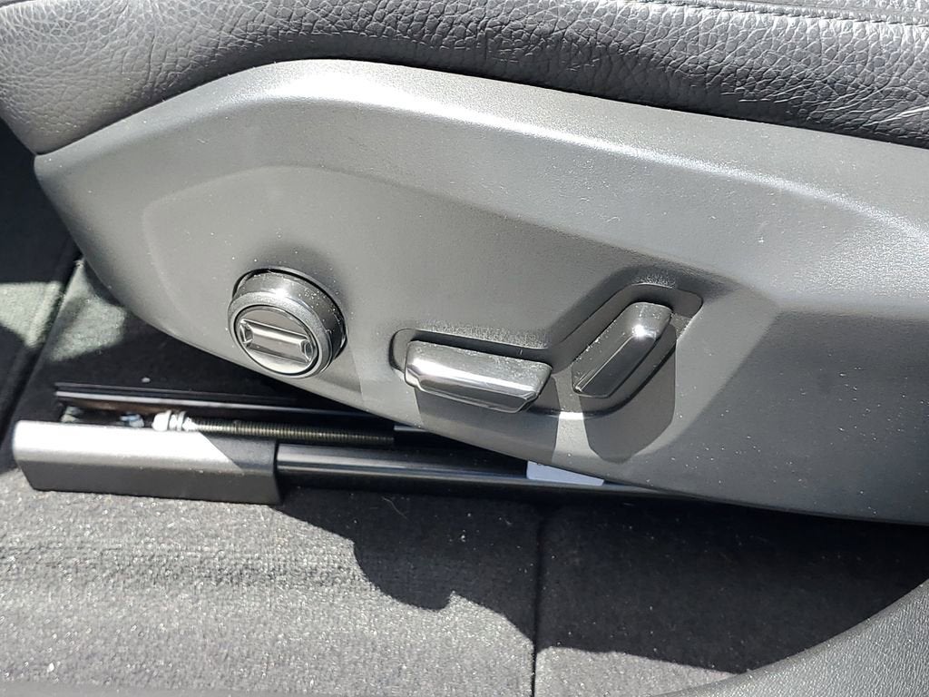 2023 Volvo XC60 Plus Dark Theme