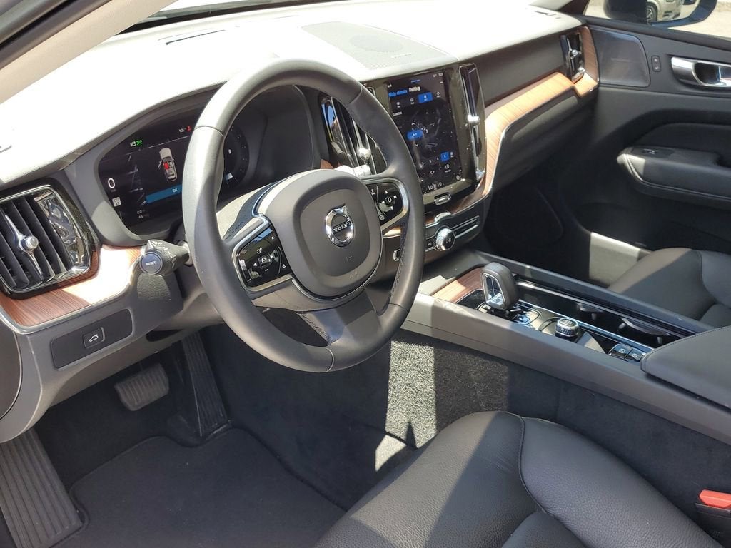 2023 Volvo XC60 Plus Dark Theme