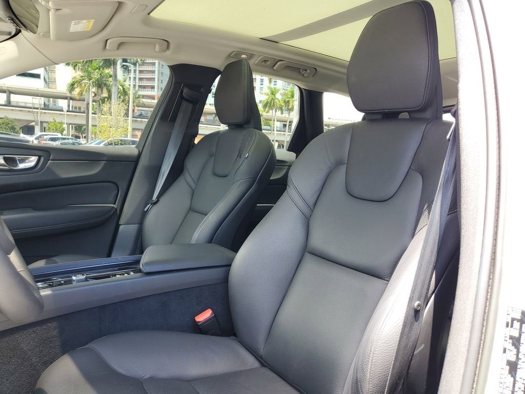 2023 Volvo XC60 Plus Dark Theme