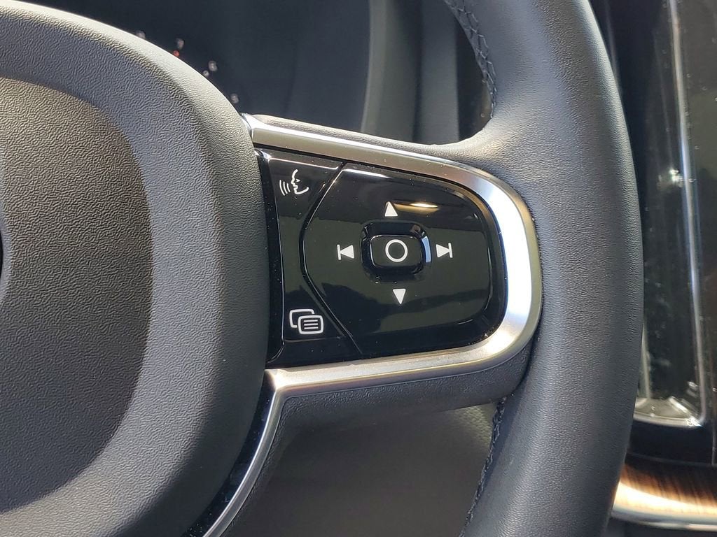 2023 Volvo XC60 Plus Dark Theme