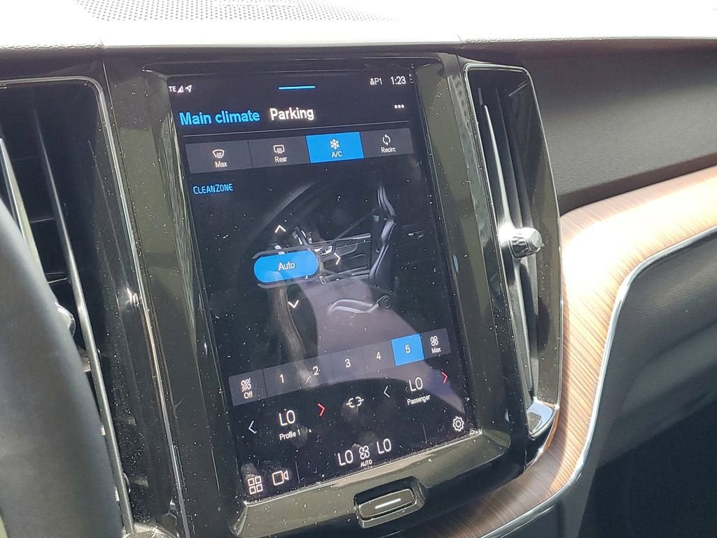 2023 Volvo XC60 Plus Dark Theme