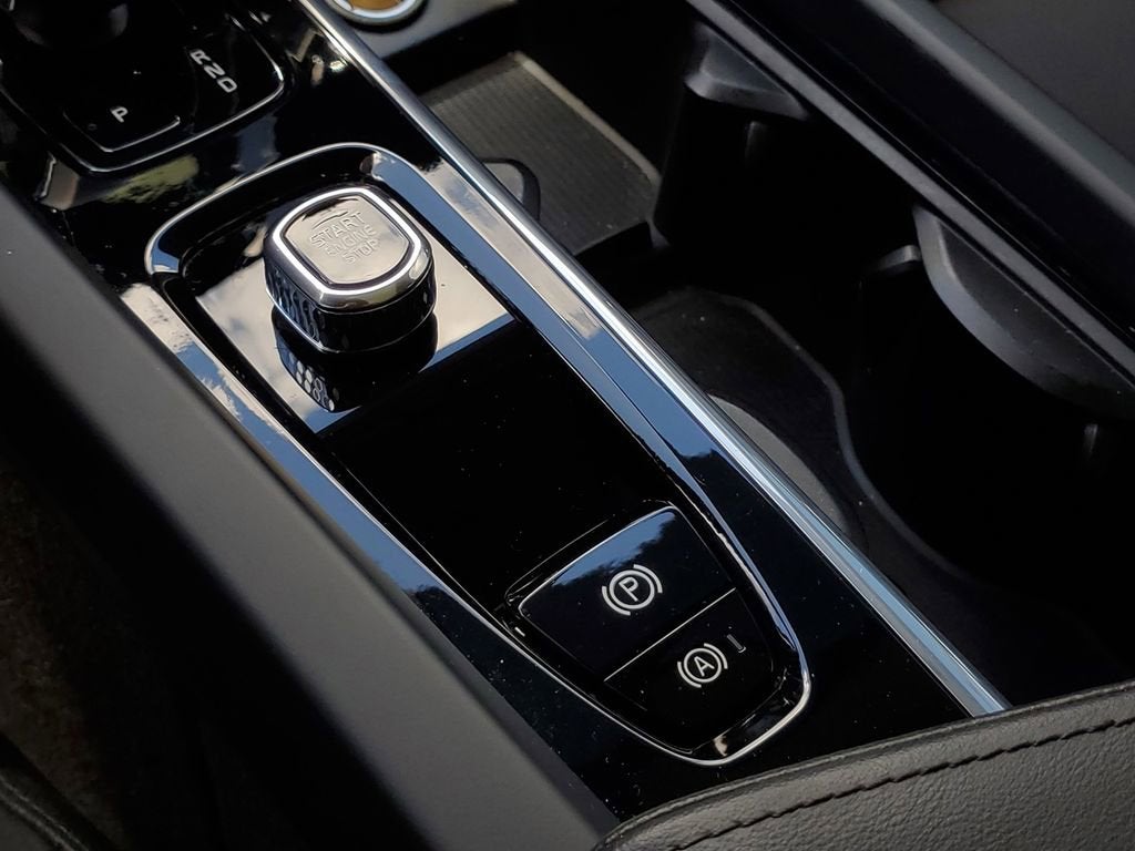 2023 Volvo XC60 Plus Dark Theme