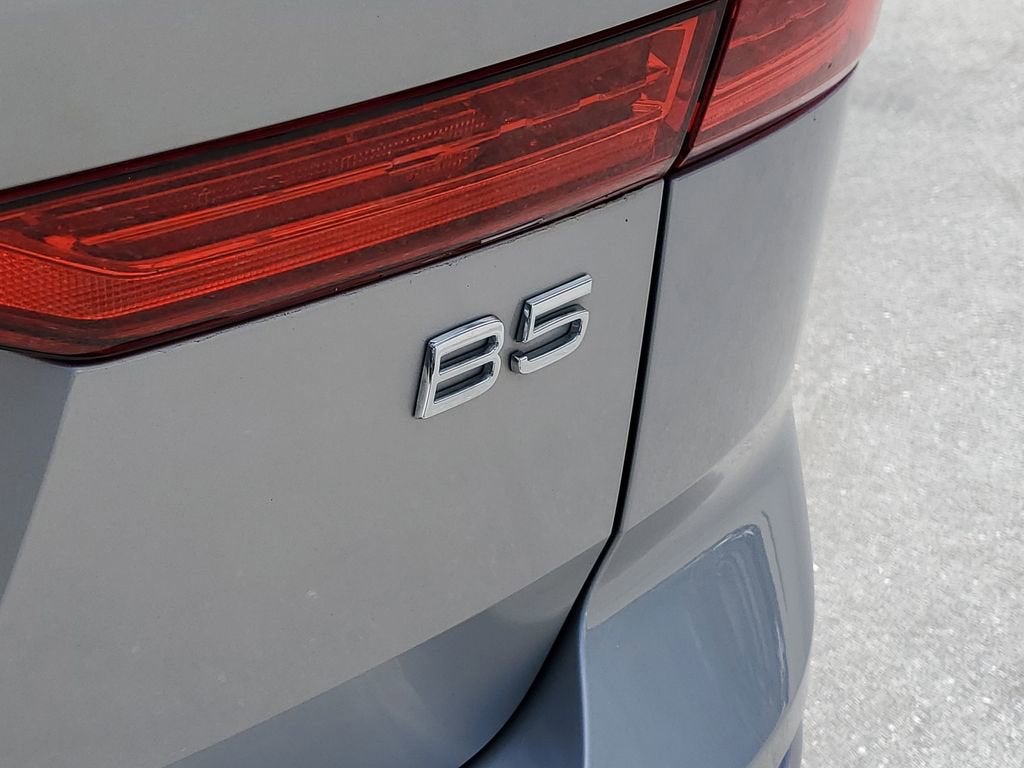 2023 Volvo XC60 Plus Dark Theme