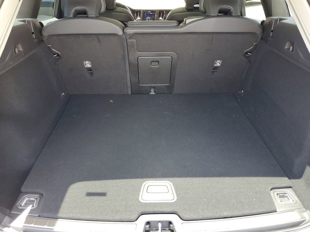 2023 Volvo XC60 Plus Dark Theme