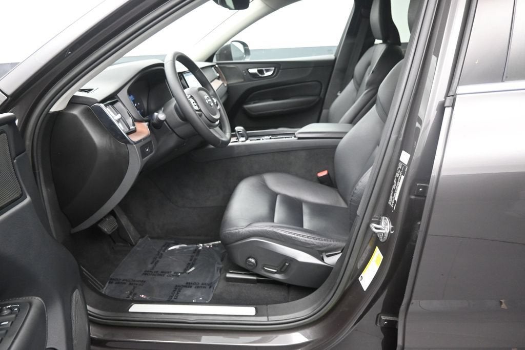 2023 Volvo XC60 Plus Bright Theme