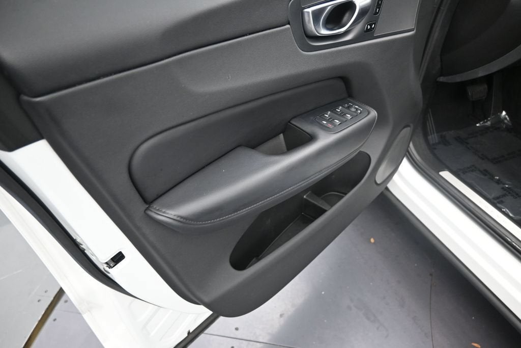 2024 Volvo XC60 Core Dark Theme