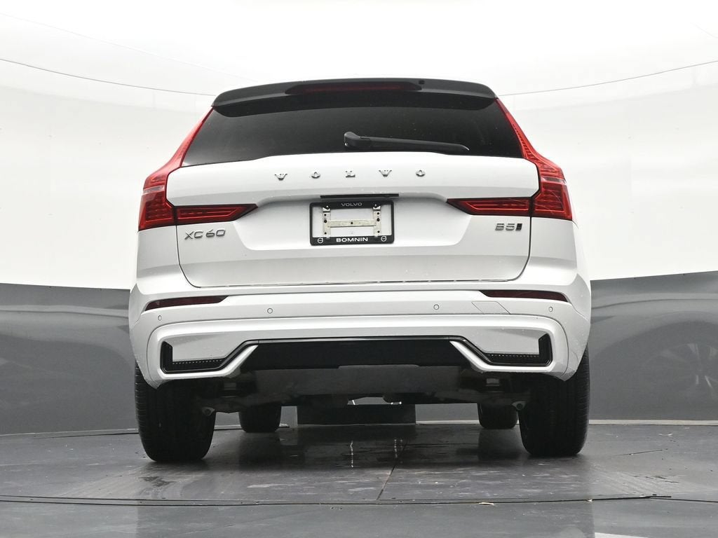 2024 Volvo XC60 Core Dark Theme