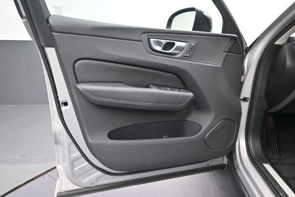 2024 Volvo XC60 Core Dark Theme