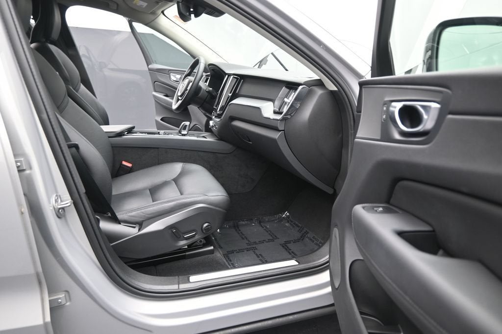 2024 Volvo XC60 Core Dark Theme