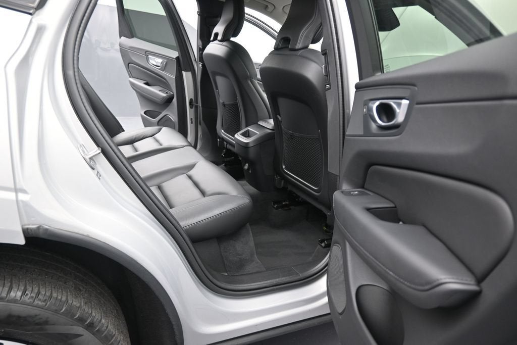 2024 Volvo XC60 Core Dark Theme
