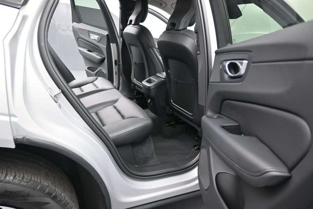 2024 Volvo XC60 Core Dark Theme