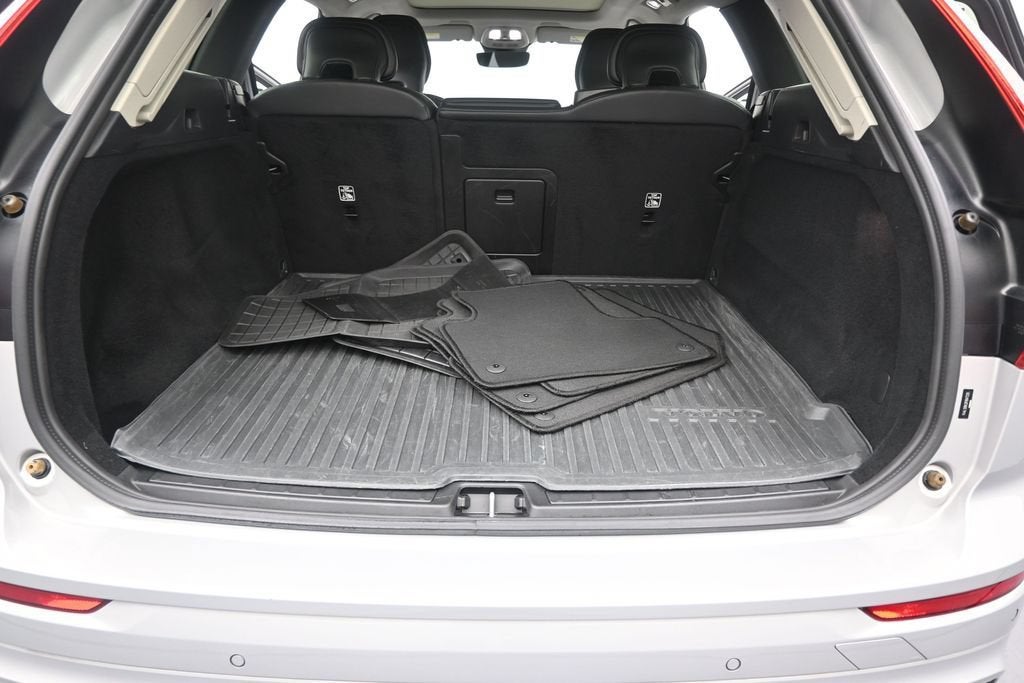 2024 Volvo XC60 Core Dark Theme