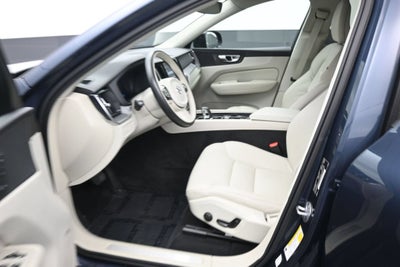 2024 Volvo XC60 B5 Core Dark Theme