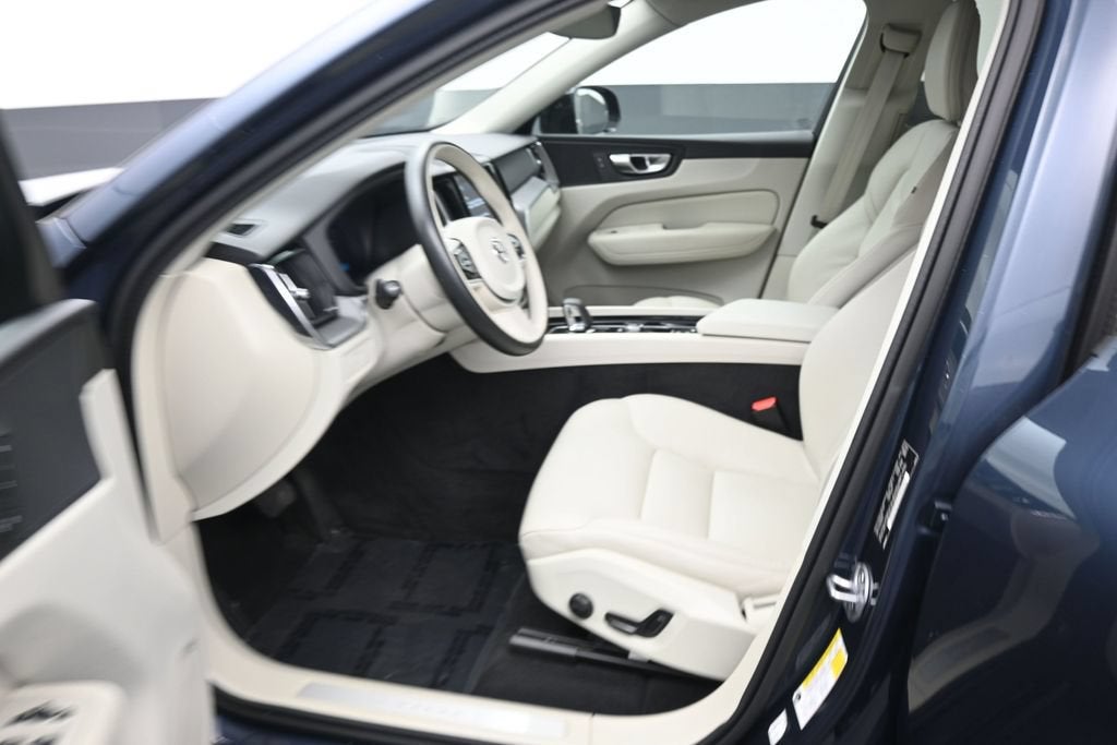 2024 Volvo XC60 B5 Core Dark Theme