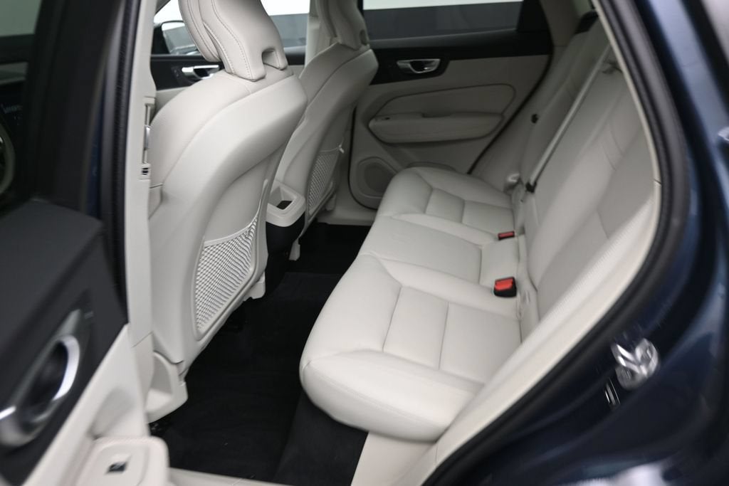 2024 Volvo XC60 B5 Core Dark Theme