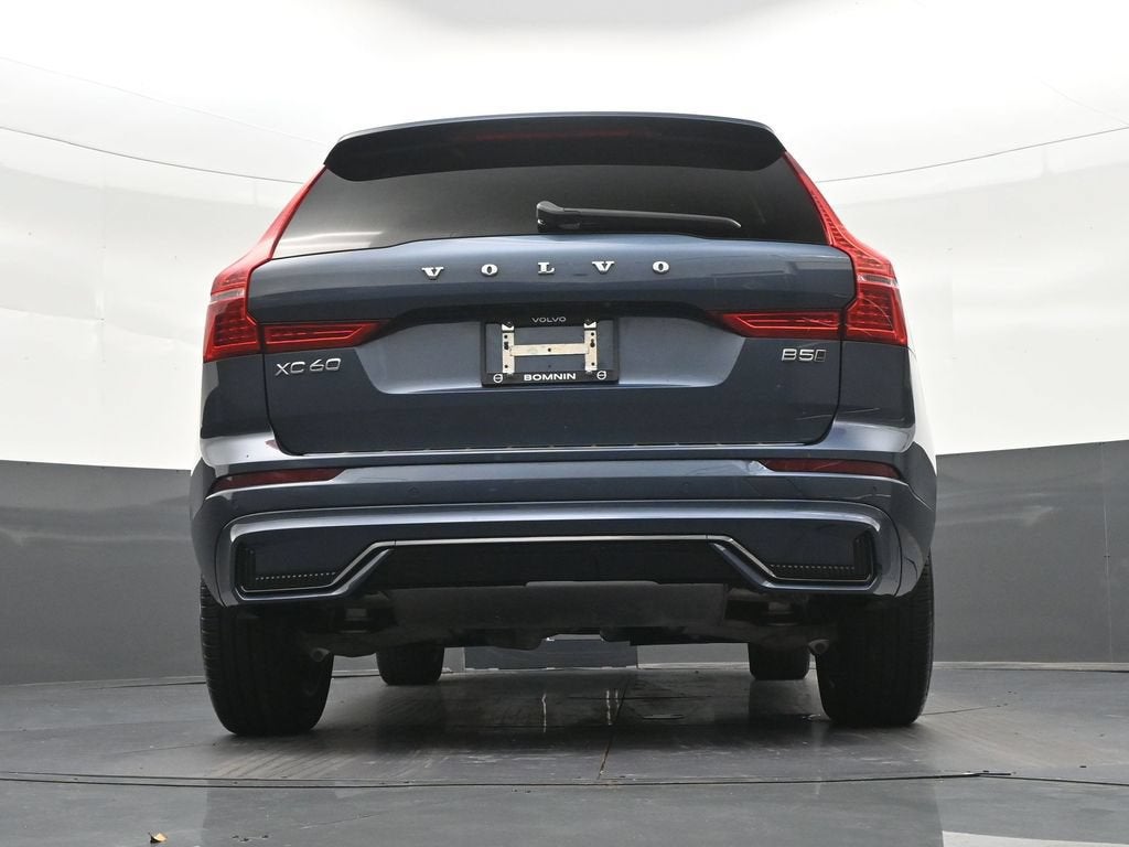 2024 Volvo XC60 B5 Core Dark Theme