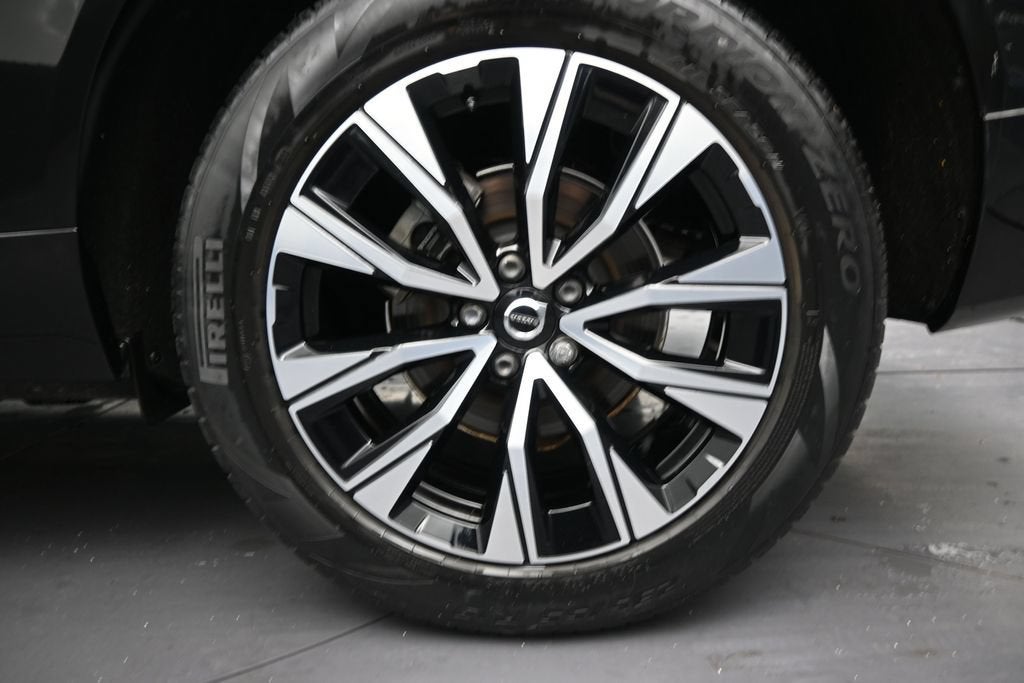 2024 Volvo XC60 B5 Core Dark Theme