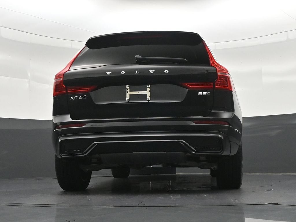 2024 Volvo XC60 B5 Core Dark Theme