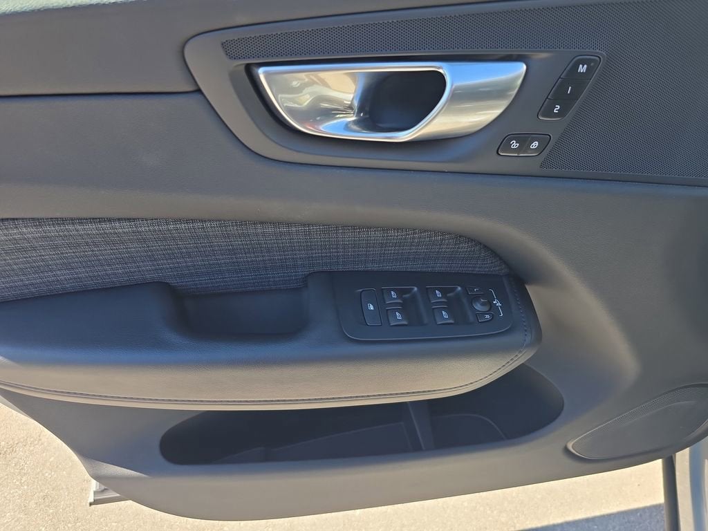 2024 Volvo XC60 Core Dark Theme