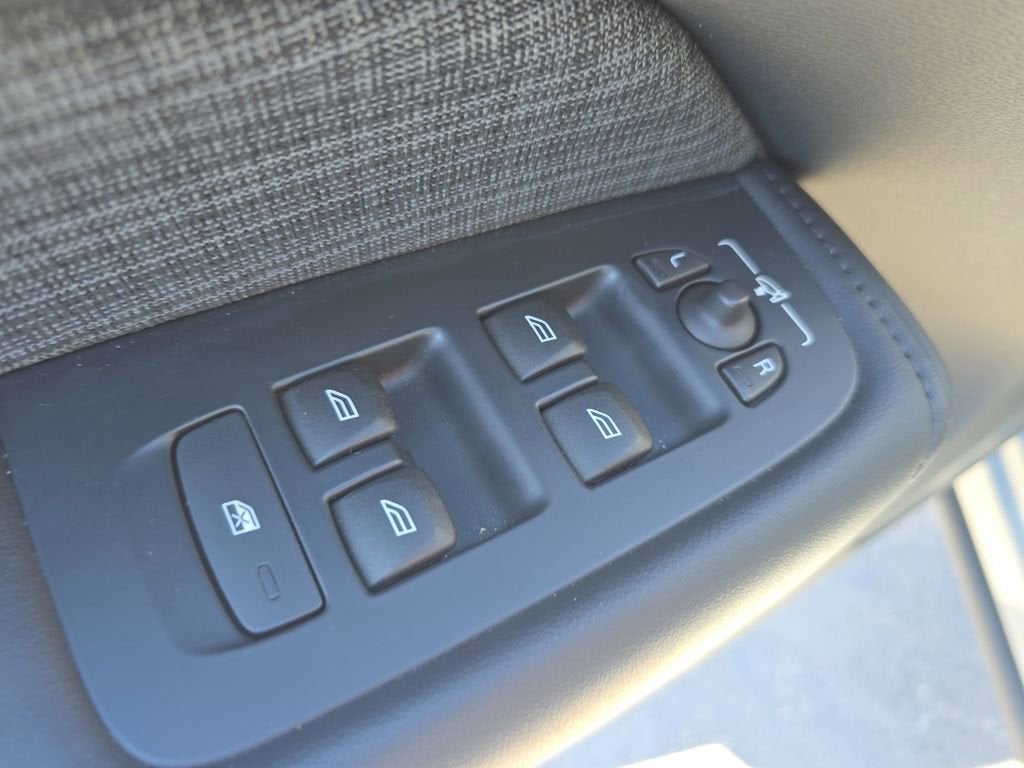 2024 Volvo XC60 Core Dark Theme