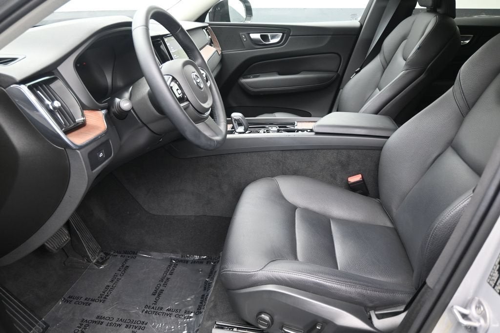 2024 Volvo XC60 B5 Plus Dark Theme