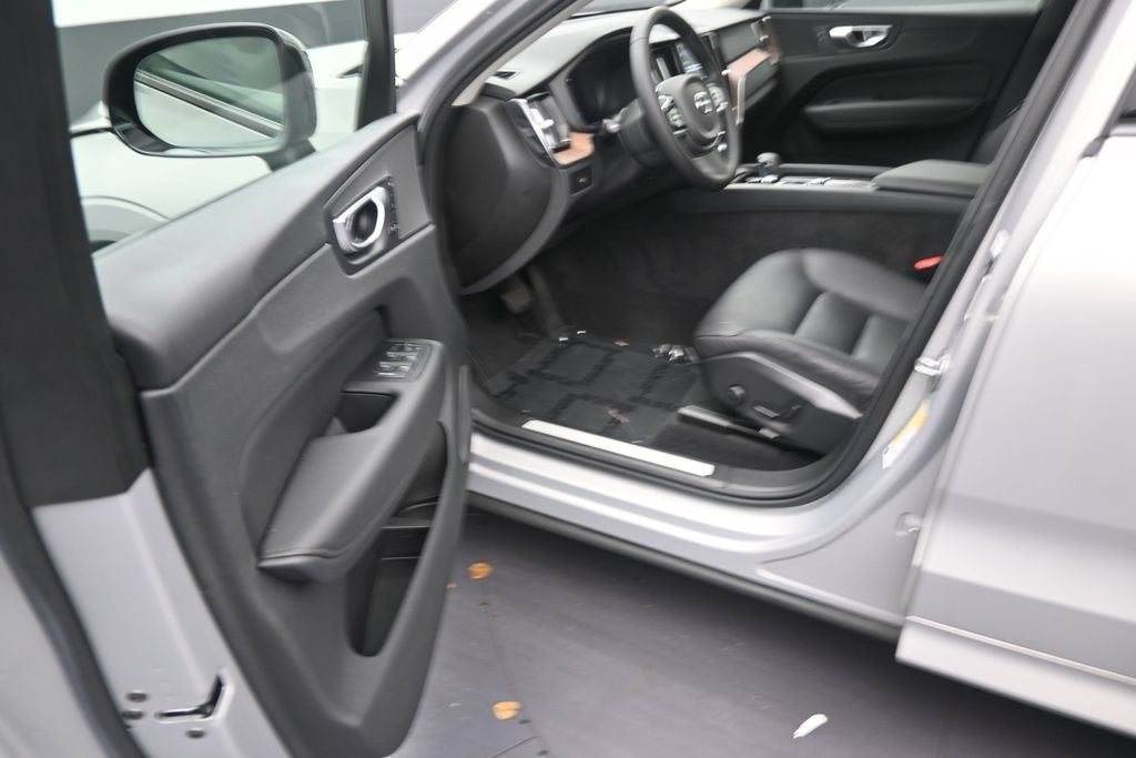 2024 Volvo XC60 Plus Dark Theme